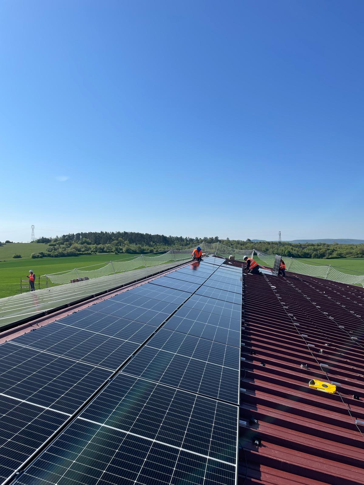 Local technique et arrivée des câbles de l’installation photovoltaïque